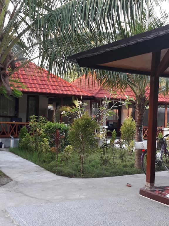 Fantastic Cottages Gili Meno Exterior photo