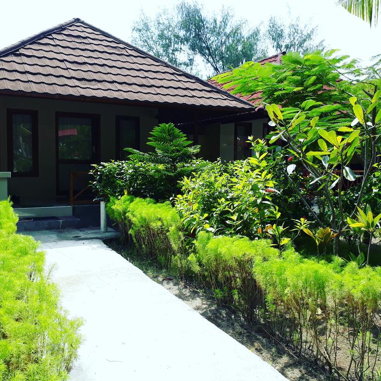 Fantastic Cottages Gili Meno Exterior photo