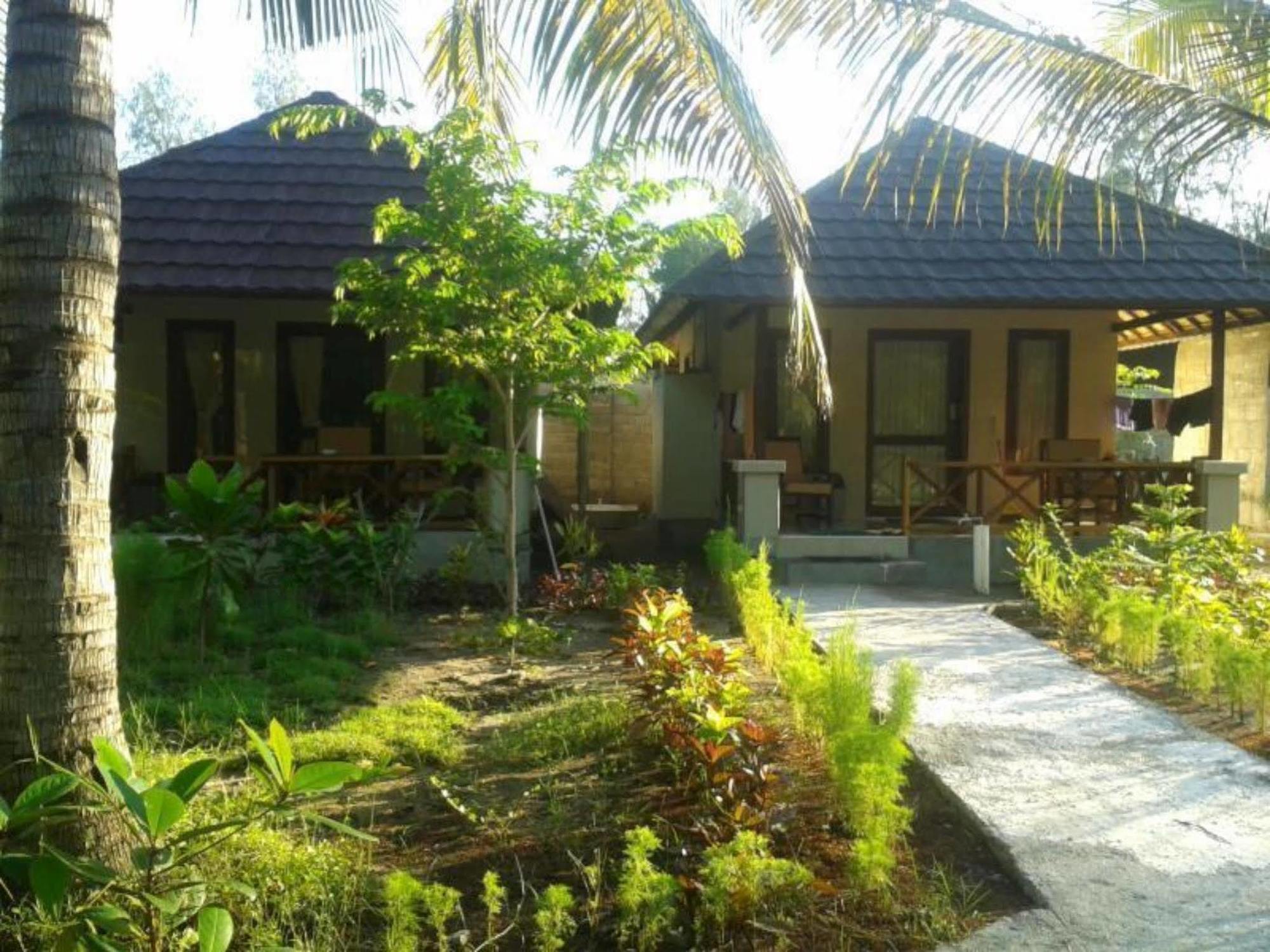 Fantastic Cottages Gili Meno Exterior photo