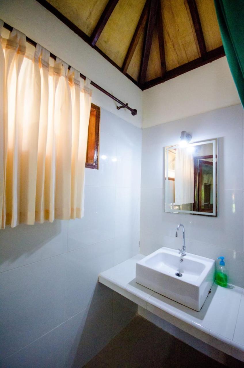Fantastic Cottages Gili Meno Exterior photo
