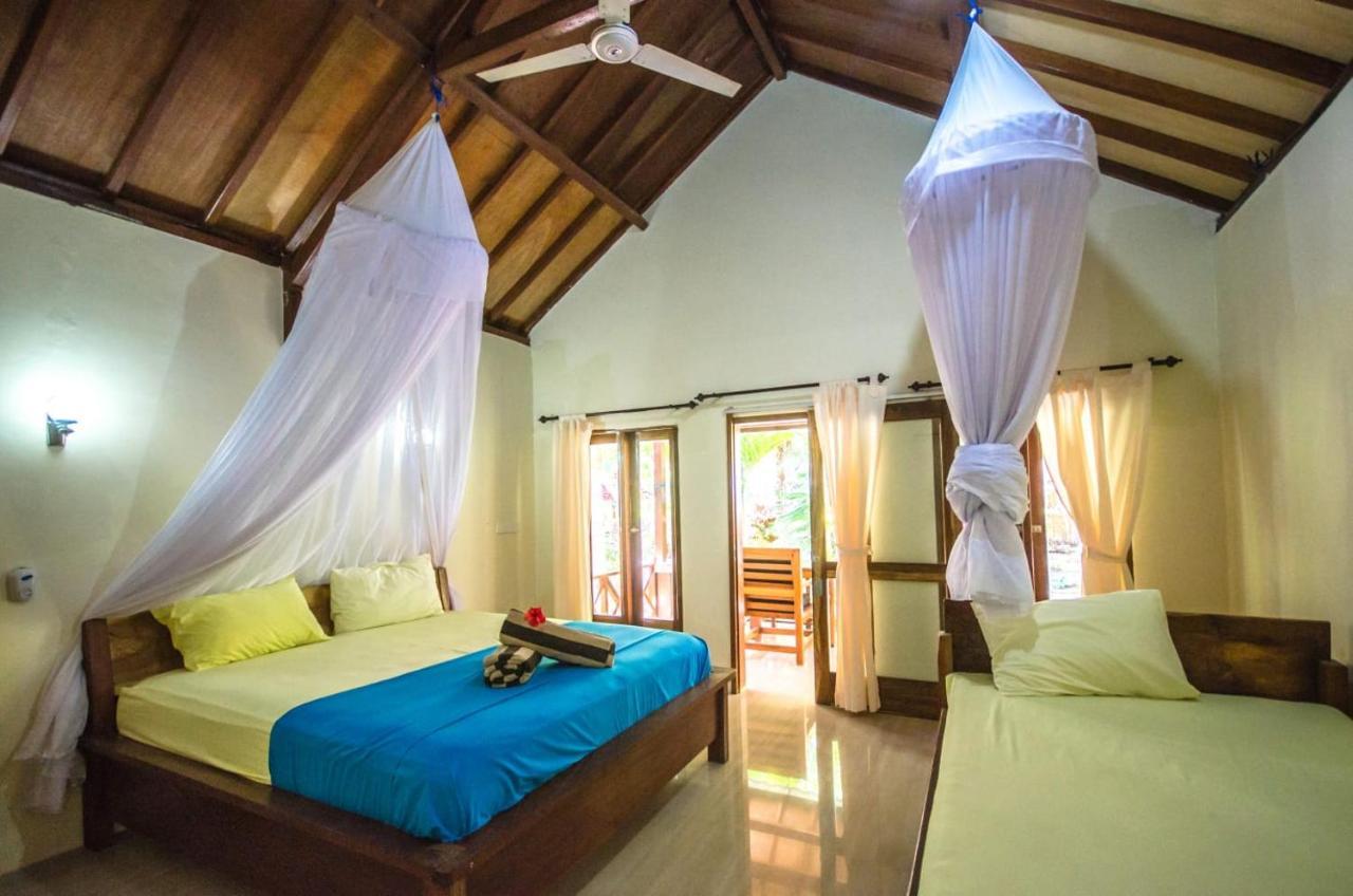 Fantastic Cottages Gili Meno Exterior photo